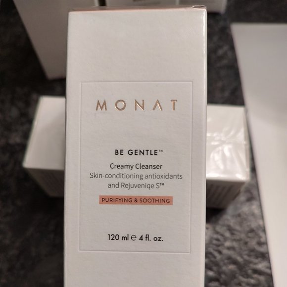 Monat Facial Cleanser - Picture 4 of 9